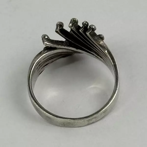 Vintage Size 9 Ring With Overlapping Dotted Ends
