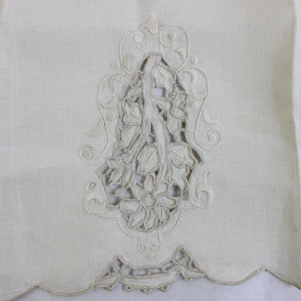 VTG Mastercraft Off-White Cutwork Flower Design Embroidered Guest Towel Flawed