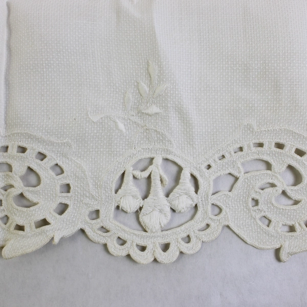 Vintage Off-White Embroidered Cutwork Guest Towel Flawed