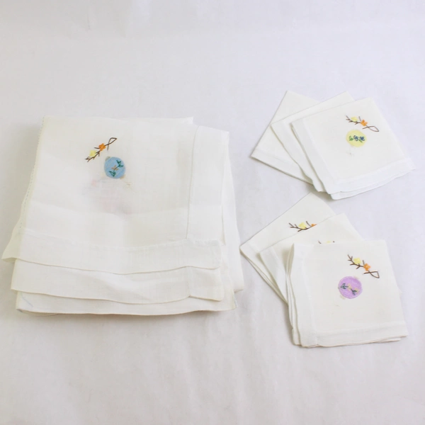 7 Piece Set Vintage 40" Tablecloth and Napkins Lantern Applique Flawed