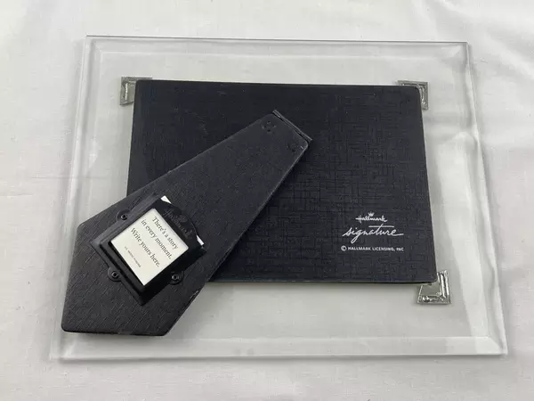 Hallmark Signature 5x7 Glass Family Photo Frame with Clip Good Condition