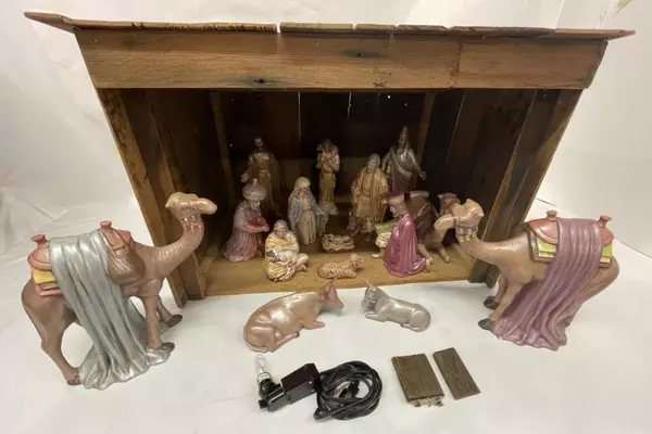Large 18-Piece Hand-Painted Nativity Set with Manger & Figures Pre-Owned