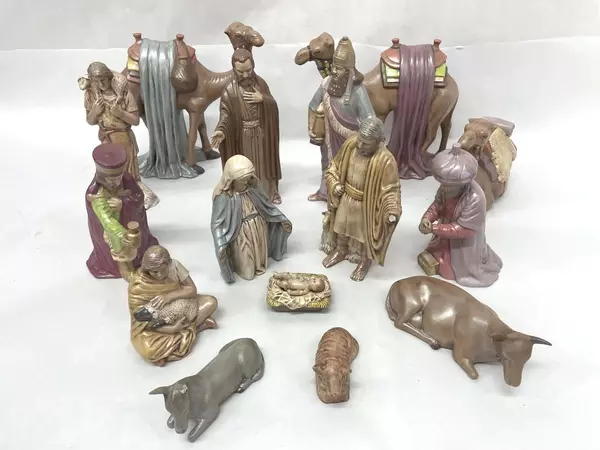Large 18-Piece Hand-Painted Nativity Set with Manger & Figures Pre-Owned
