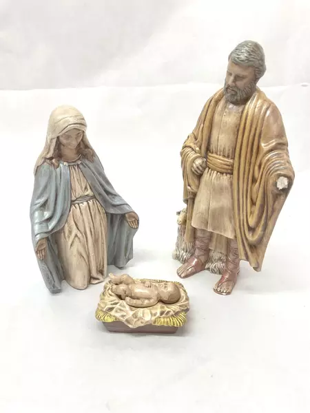 Large 18-Piece Hand-Painted Nativity Set with Manger & Figures Pre-Owned