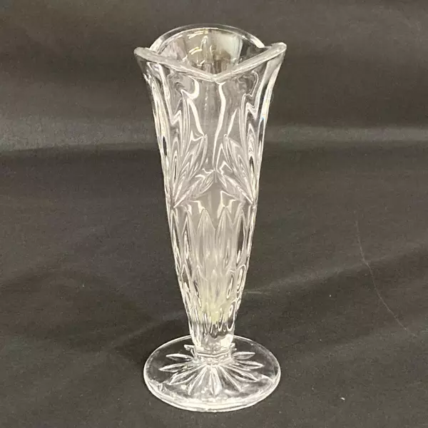 Bohemia 24% Lead Crystal Flower Vase Scalloped Rim Diamond Point Design 6.75"