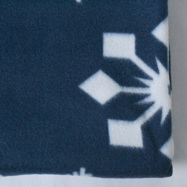 Gold Coast Navy Blue White Snowflake Throw Blanket 59.5"x48.75" Home Decor