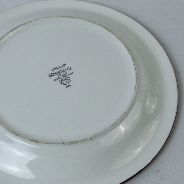 Oneida Strawberry Plaid 10.5" Ceramic Dinner Plate Discontinued 2002 Vintage