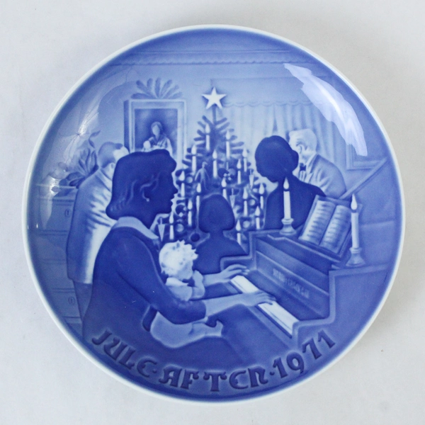 Copenhagen Porcelain Denmark 1971 Christmas At Home Blue White Plate 7"