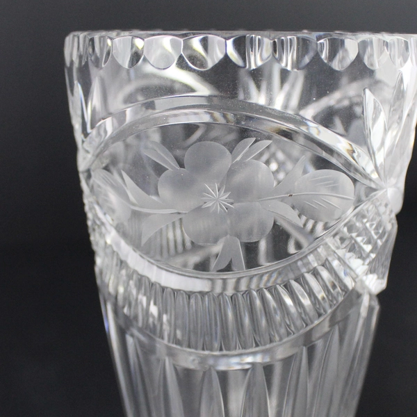 Heavy Crystal Vase Cuts Around The Rim Etched Flowers Fan Elongated Teardrops