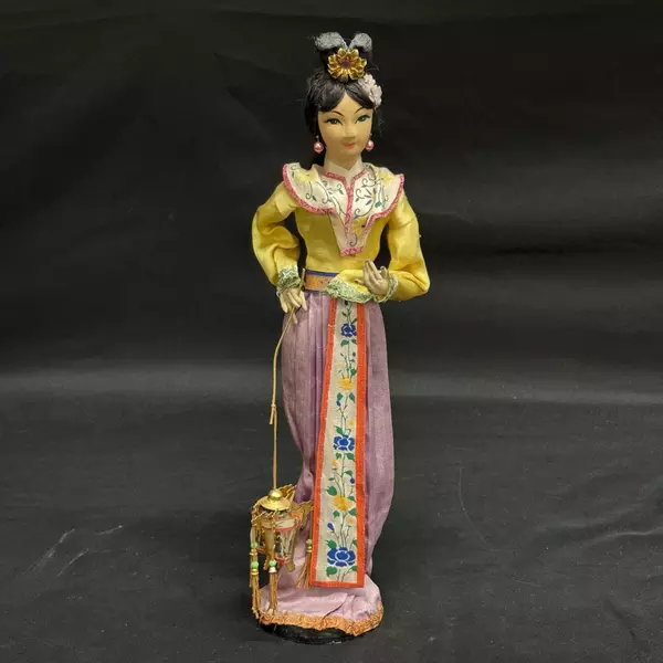 Vintage 15.5 Inch Asian Geisha Doll With Stand And Plastic Terrarium Case