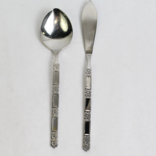 Set of 4 Oneida Madrid Stainless Steel Butter Knives and Tea Spoons