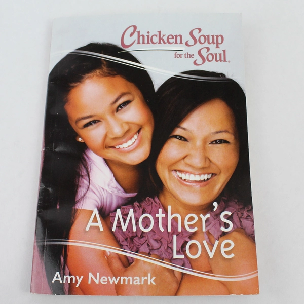 Chicken Soup for the Soul: A Mother's Love by Amy Newmark Paperback