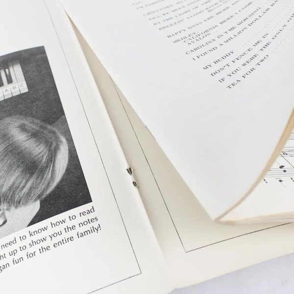 Sing Along with Mitch and Thomas - 1952 Songbook  (Vocal and Organ Arrangement)