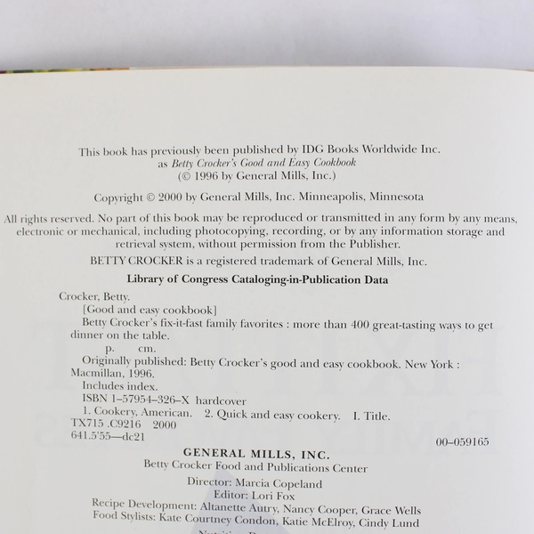 Betty Crocker's Fix-It-Fast Family Favorites Cookbook 2000 1st Edition Hardcover