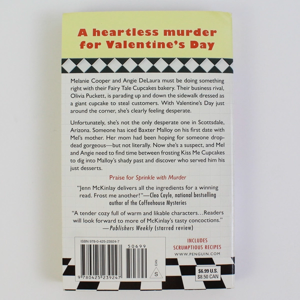 Cupcake Bakery Mystery: Buttercream Bump Off by Jenn McKinlay 2011 Paperback