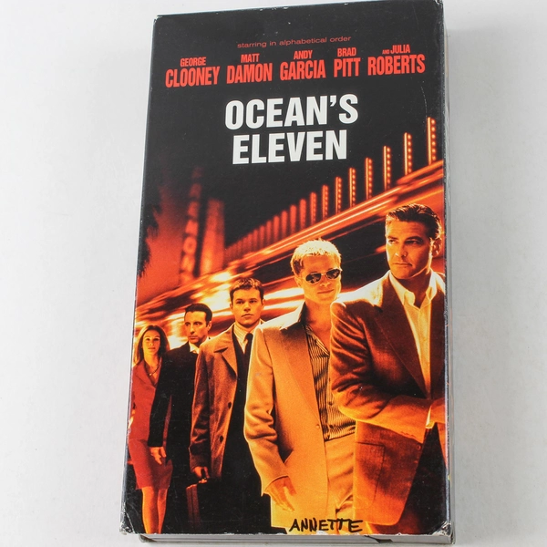 Ocean's Eleven VHS Movie 2002 Warner Bros Clooney Pitt Damon Roberts