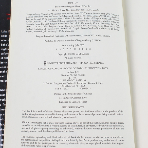 Trust Me by Jeff Abbott Hardcover Novel 2009 Penguin - Good Condition