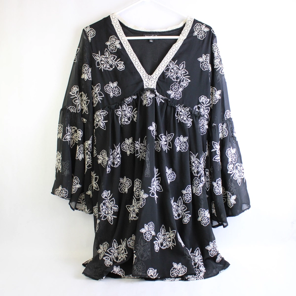 Sequin Hearts Short Shift Dress Women's Large Long Bell Sleeve Black Floral