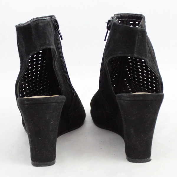 International Concept 8M Ranae Peep Toe Wedge Black Leather/Suede Zip