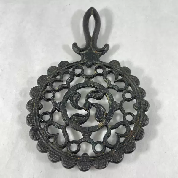 Cast Iron Trivet With Handle Pinwheel Center And Hearts 