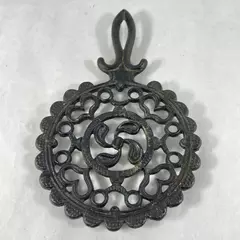 Cast Iron Trivet With Handle Pinwheel Center And Hearts 