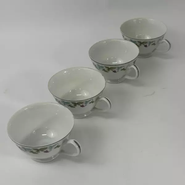 Set of 4 Fine China Of Japan Footed Coffee Cups Leaf And Berry Vintage Pattern
