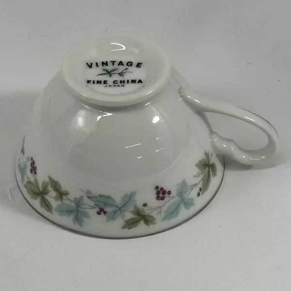 Set of 4 Fine China Of Japan Footed Coffee Cups Leaf And Berry Vintage Pattern