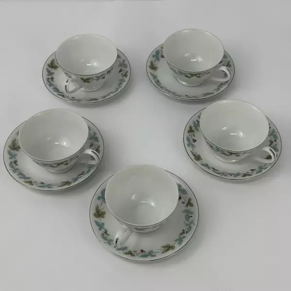 5 Fine China Of Japan Vintage Footed Coffee Cups & Saucers Leaf Berry Pattern