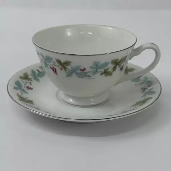 5 Fine China Of Japan Vintage Footed Coffee Cups & Saucers Leaf Berry Pattern