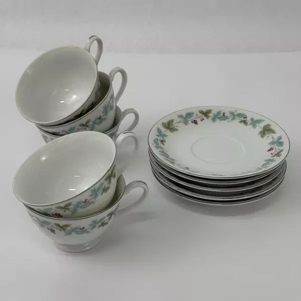 5 Fine China Of Japan Vintage Footed Coffee Cups & Saucers Leaf Berry Pattern