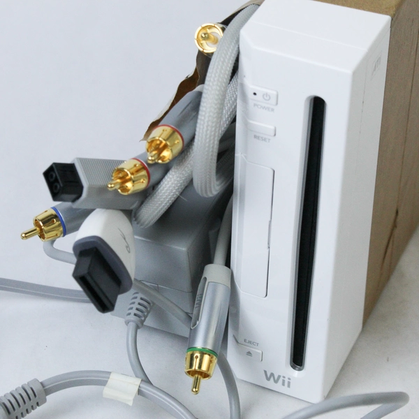 Nintendo Wii Bundle: Console Wheel Remote Nunchuck & Dock Untested