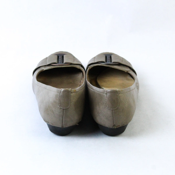 LifeStride Mash Beige Slip-On Women's Shoes Size 8 M with Medallion - Pre-Owned