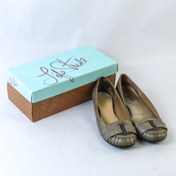 LifeStride Mash Beige Slip-On Women's Shoes Size 8 M with Medallion - Pre-Owned