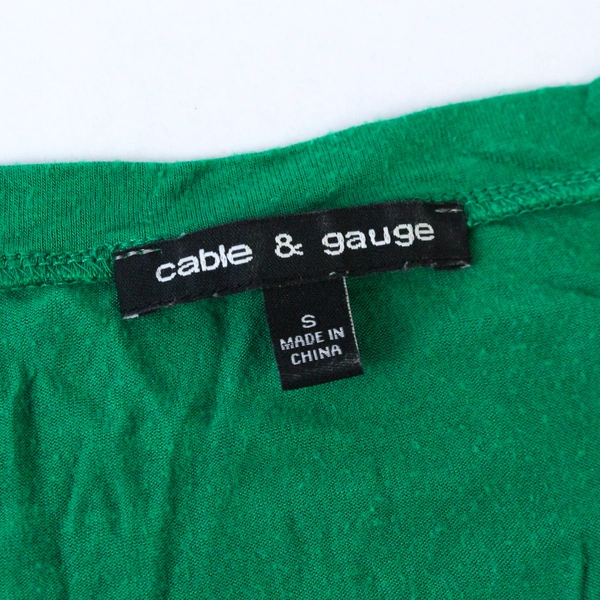 Cable & Gauge Green V-Neck T-Shirt Women's Size S Pre-Owned with Tiny Holes