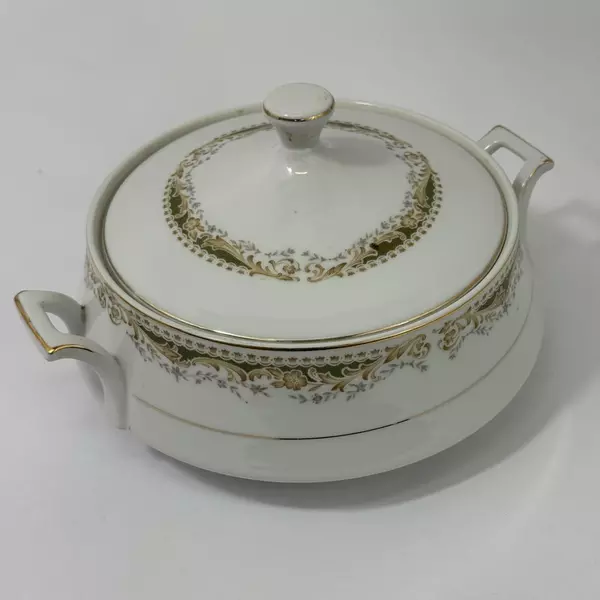 Signature Collection Queen Anne Covered Vegetable Bowl Fine China Japan 8"