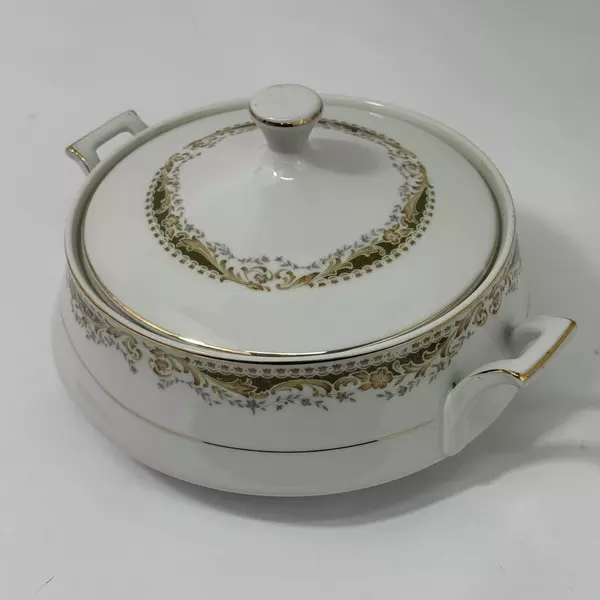 Signature Collection Queen Anne Covered Vegetable Bowl Fine China Japan 8"
