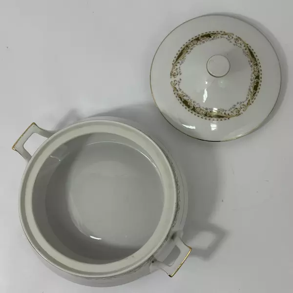 Signature Collection Queen Anne Covered Vegetable Bowl Fine China Japan 8"