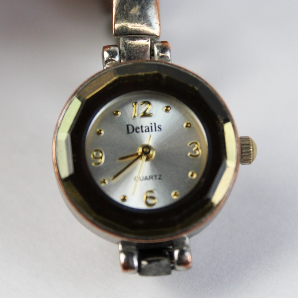 Details Women's Watch Gold Tone Silver Tone Needs Battery VGC DTL4176