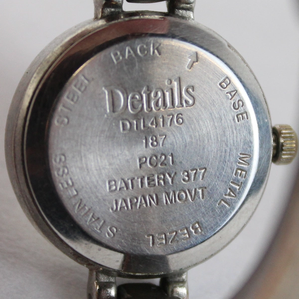 Details Women's Watch Gold Tone Silver Tone Needs Battery VGC DTL4176