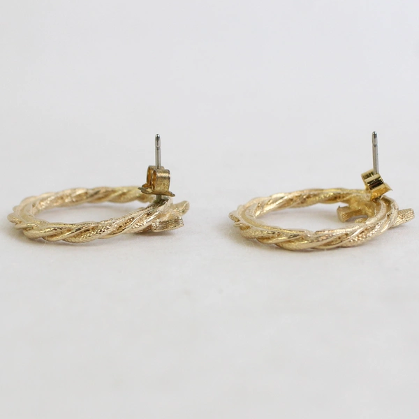 Vintage Avon Gold Tone Twisted Christmas Wreath Stud Earrings