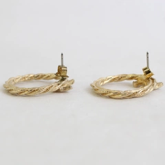 Vintage Avon Gold Tone Twisted Christmas Wreath Stud Earrings