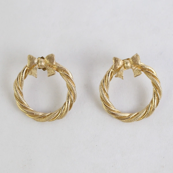 Vintage Avon Gold Tone Twisted Christmas Wreath Stud Earrings