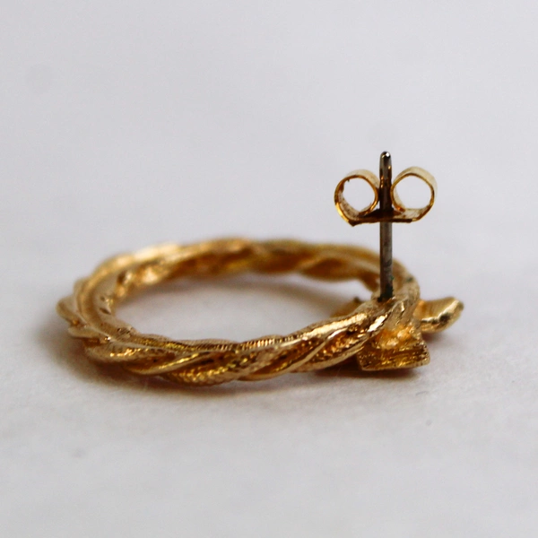 Vintage Avon Gold Tone Twisted Christmas Wreath Stud Earrings