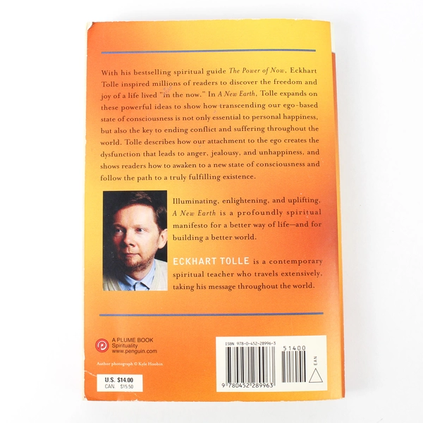 A New Earth: Awakening to Your Life's Purpose by Eckhart Tolle 2006 Paperback