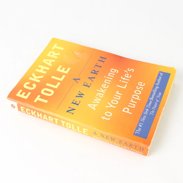 A New Earth: Awakening to Your Life's Purpose by Eckhart Tolle 2006 Paperback