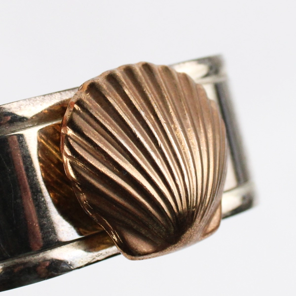 Set of 4 Silverplated Napkin Rings With A Brass Seashell