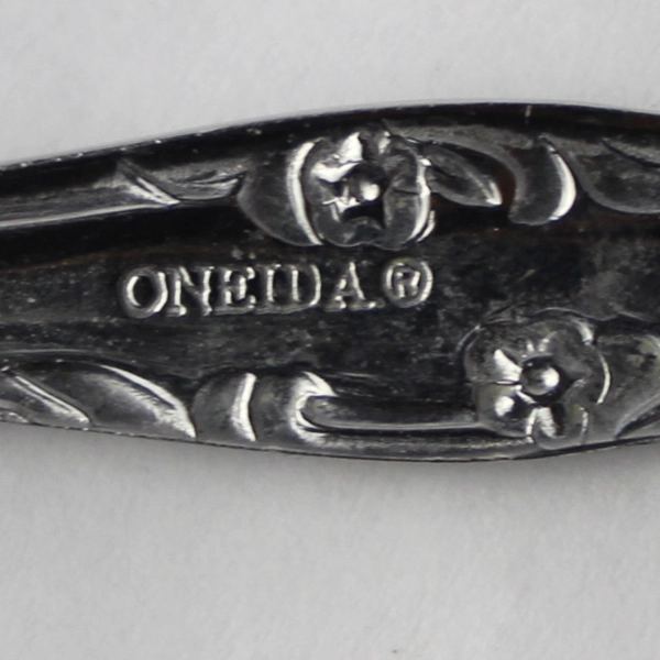 Oneida Stainless Steel Dinner Spoon Art Deco Floral Pattern - Pre-Owned