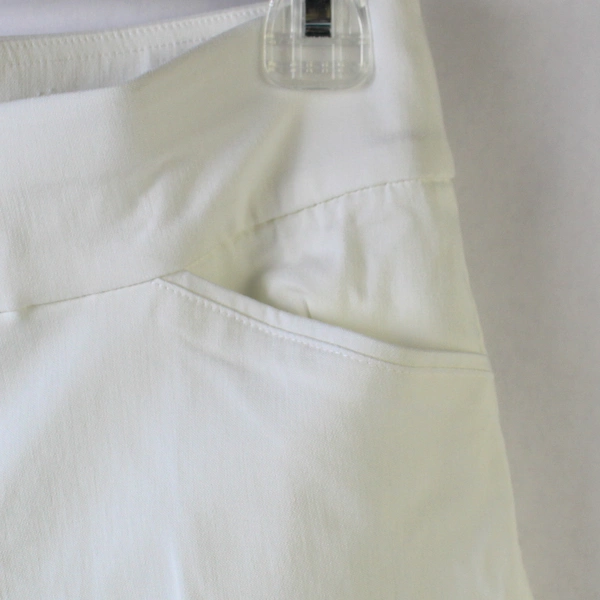 Christopher & Banks Slimming White Capris 4P - Very Good Condition