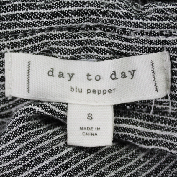 Day To Day Gray Striped Button-Up Shirt Women's Size Small