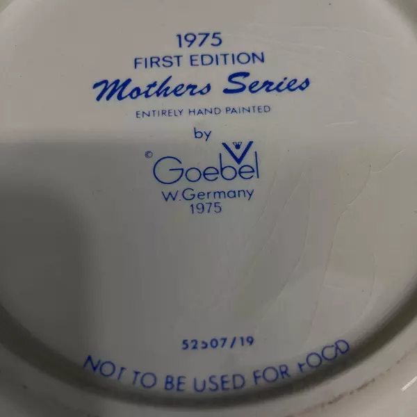Goebel Mother's Day Series Rabbit Family Plate 1975 First Edition W. Germany
